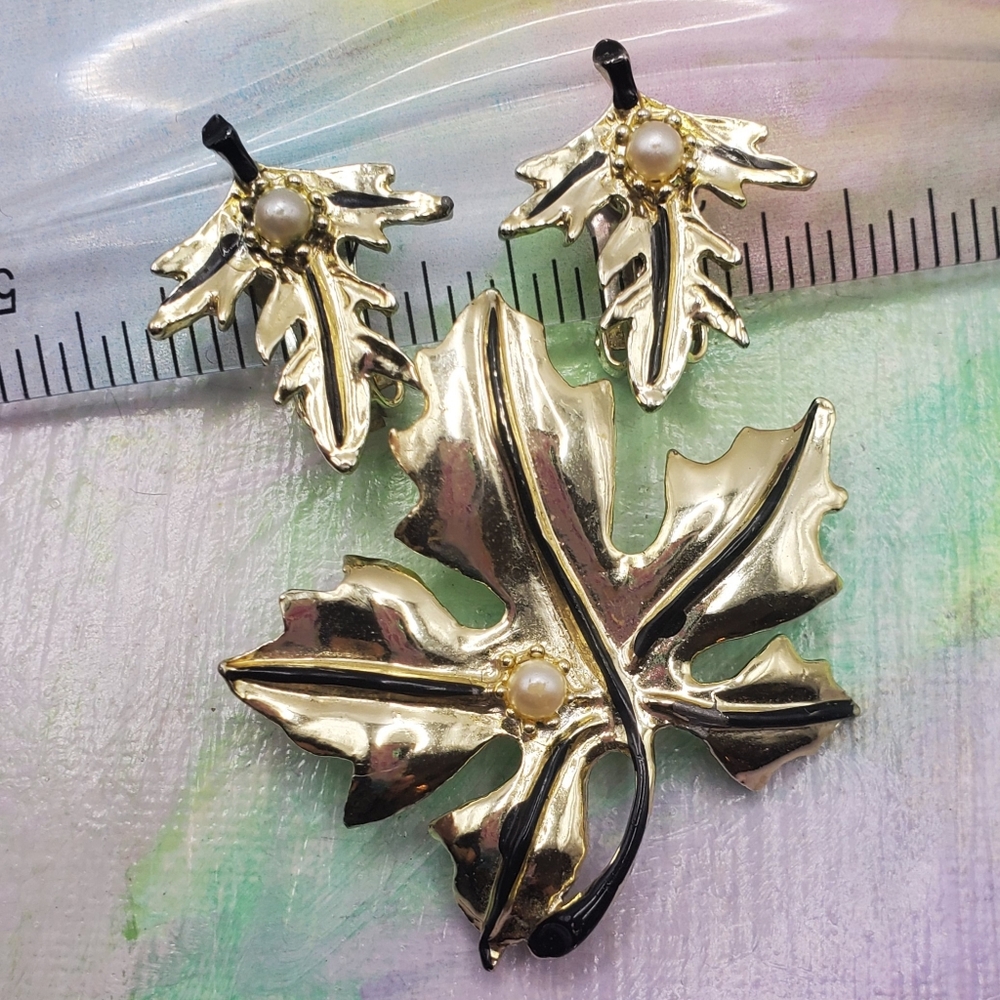 Leaf Brooch Earring Set Vintage Clip On Ks